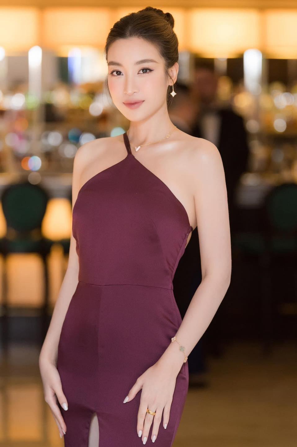 Đỗ Mỹ Linh lộ ảnh bị chụp lén cùng chồng sau sinh con, khí chất phu nhân ngời ngời, CĐM khen nức nở - Hình 1