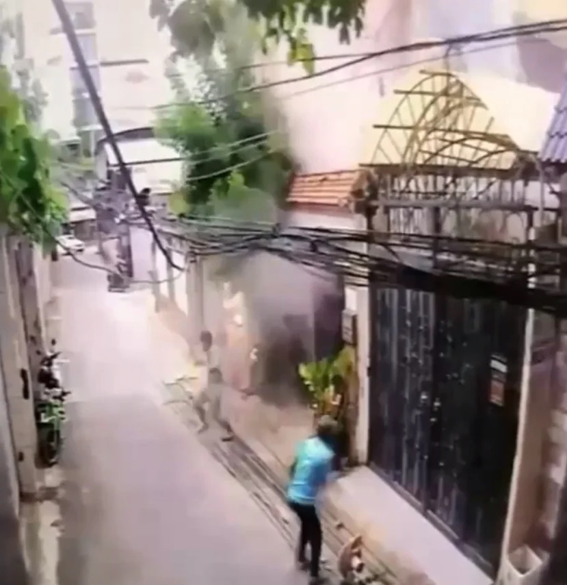 Khoảnh khắc đổ sập căn nhà 4 tầng ở TP.HCM, chớp mắt thành đống đổ nát, 2 người thoát nạn gang tấc - Hình 3