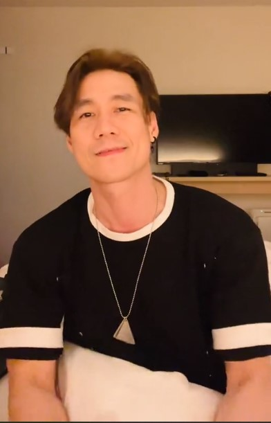 Clip Khánh Phương vui vẻ, hớn hở dù vợ bị bế đi, CĐM hỏi có đợi bà xã về không thì anh trả lời sốc - Hình 1
