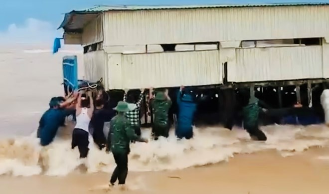 Quảng Bình: Một nhà hàng nổi bị lũ cuốn trôi ra biển, 4 người thoát nạn trong gang tấc - Hình 2
