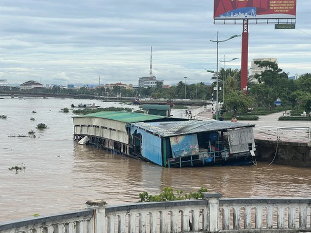 Quảng Bình: Một nhà hàng nổi bị lũ cuốn trôi ra biển, 4 người thoát nạn trong gang tấc - Hình 1