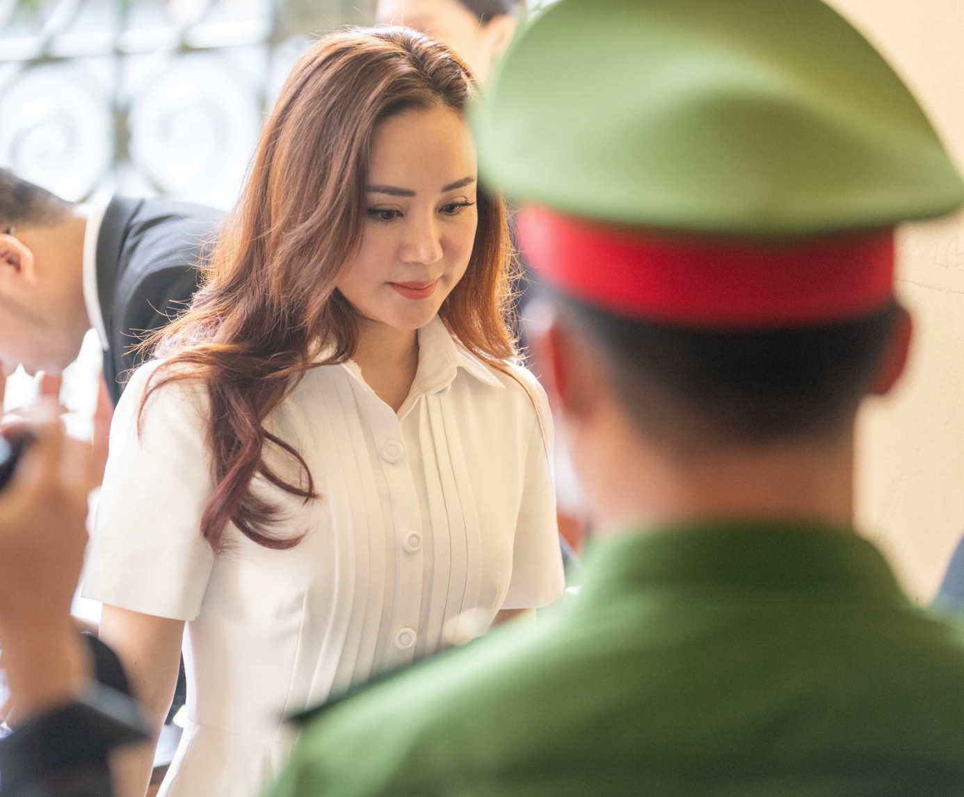 Vy Oanh tự nhận ồn ào với bà Phương Hằng là do xui năm tuổi, trải lòng về biến cố lớn nhất sự nghiệp - Hình 5