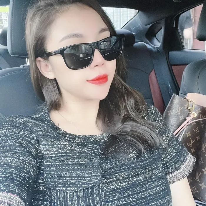 Hà Nội: Trên nóc capo, cô gái ung dung tận hưởng khoảnh khắc yên bình giữa biển nước - Hình 3