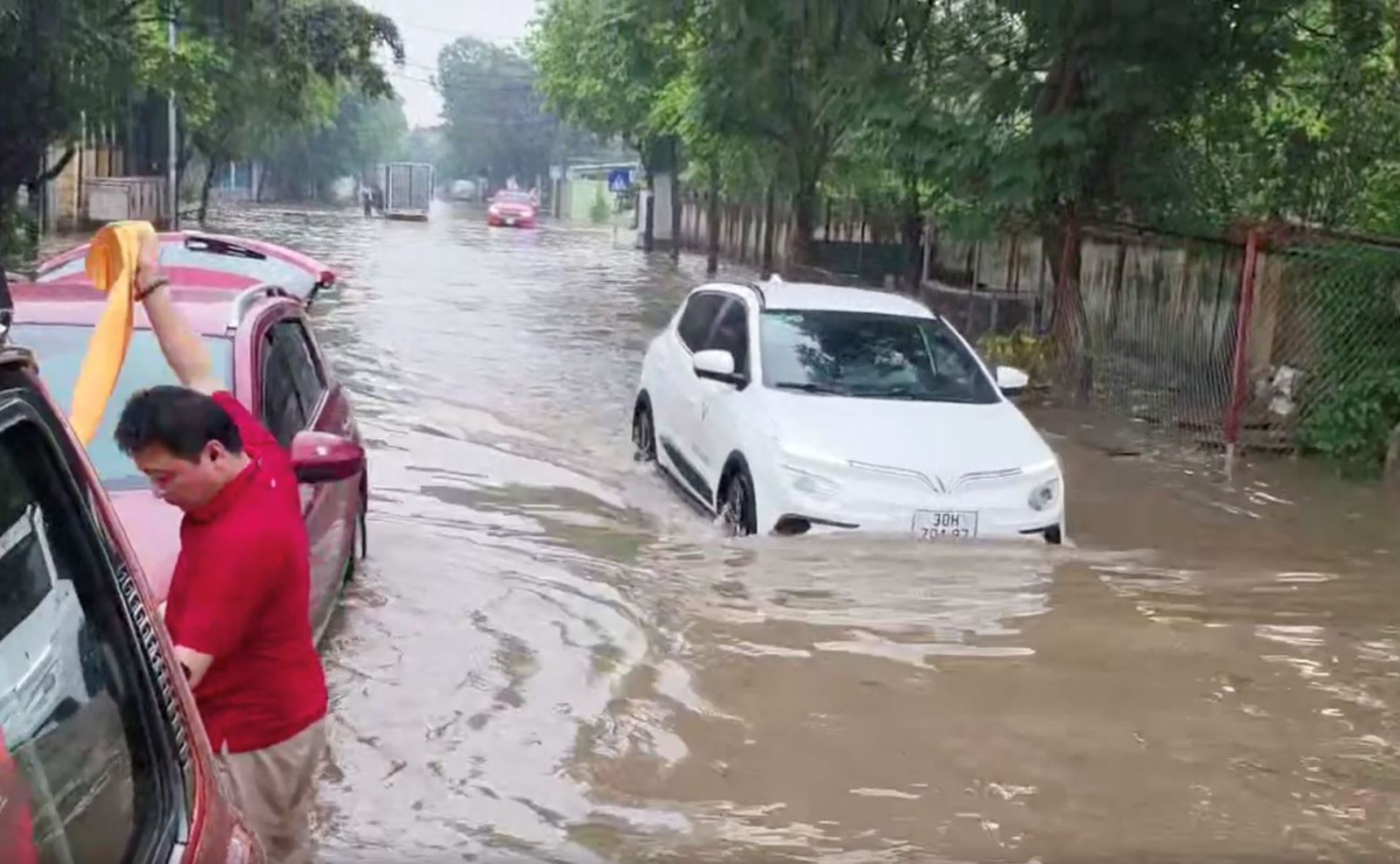 Hà Nội: Trên nóc capo, cô gái ung dung tận hưởng khoảnh khắc yên bình giữa biển nước - Hình 7