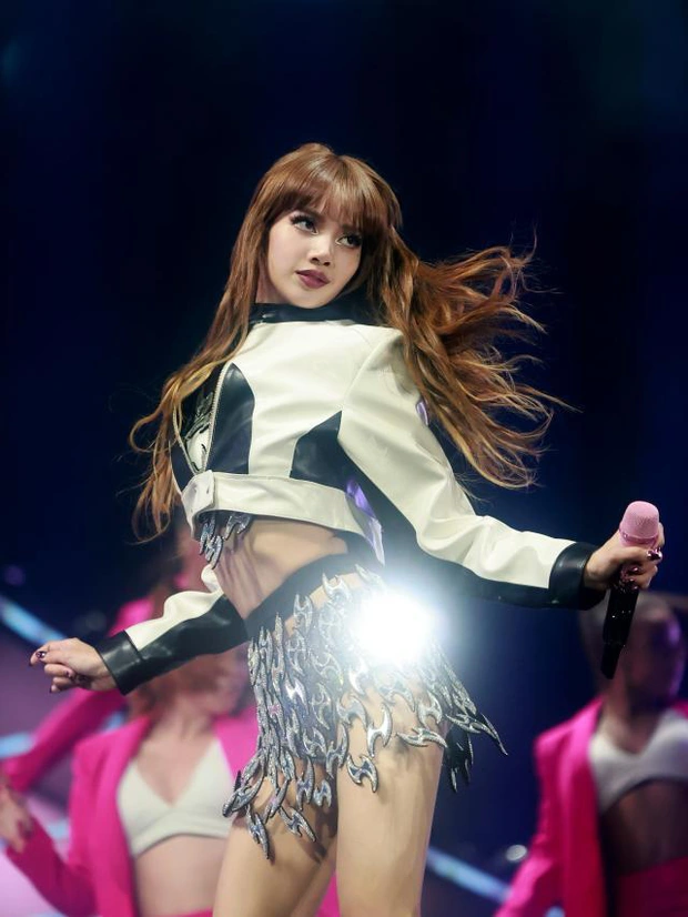 Lisa (BLACKPINK) is no longer afraid of public opinion, not afraid to sarcasm the media before a nightclub performance. - Photo 7