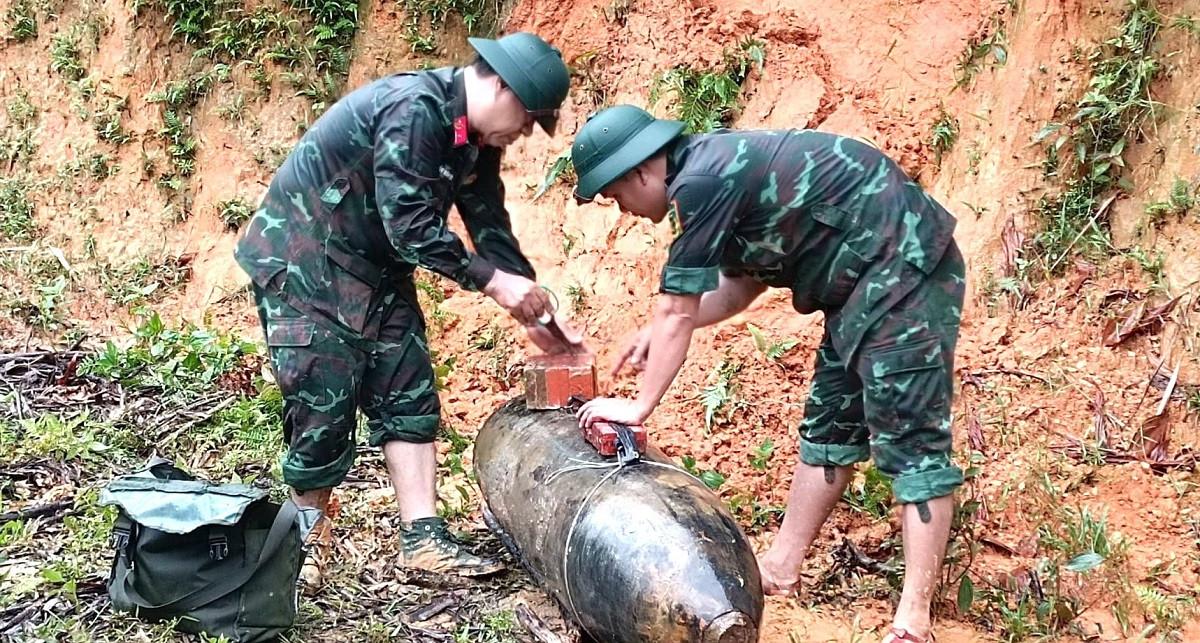 Nghệ An: Hủy nổ thành công quả bom nặng 340kg lộ thiên sau cơn lụt và mưa to - Hình 3