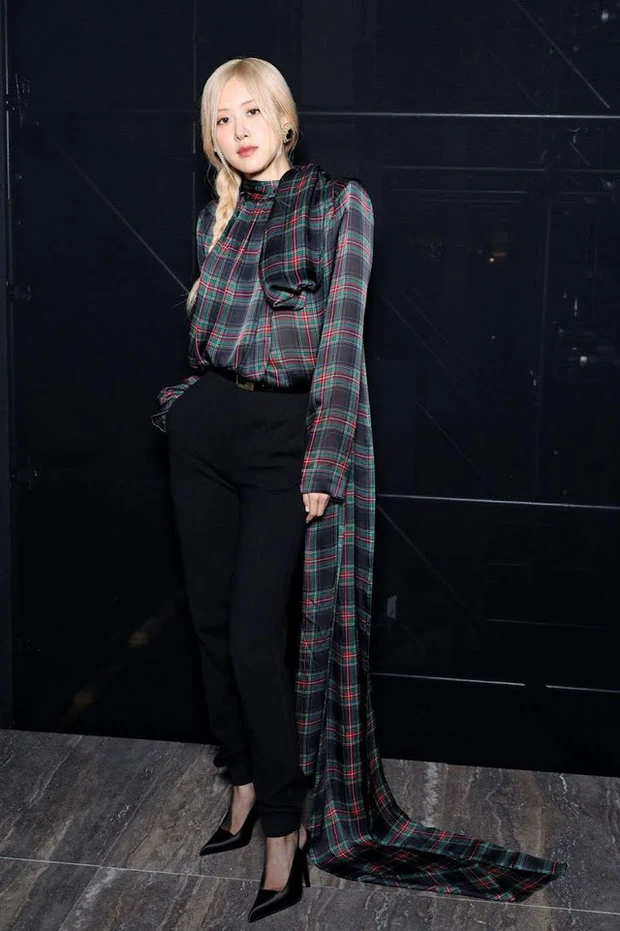 Rosé lôi kéo Jisoo đến xem Lisa khoe da thịt ở quán rượu nức tiếng, phản ứng của chị cả gây chú ý - Hình 7