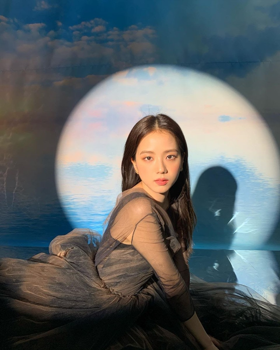Jisoo (BlackPink) vận đen đeo bám liên tục, hết bị từ chối hợp tác giờ lại đến fan quê nhà quay lưng - Hình 5