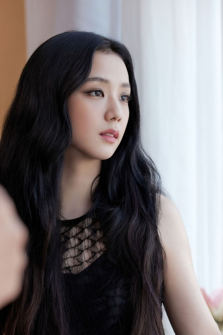 Jisoo (BlackPink) vận đen đeo bám liên tục, hết bị từ chối hợp tác giờ lại đến fan quê nhà quay lưng - Hình 2