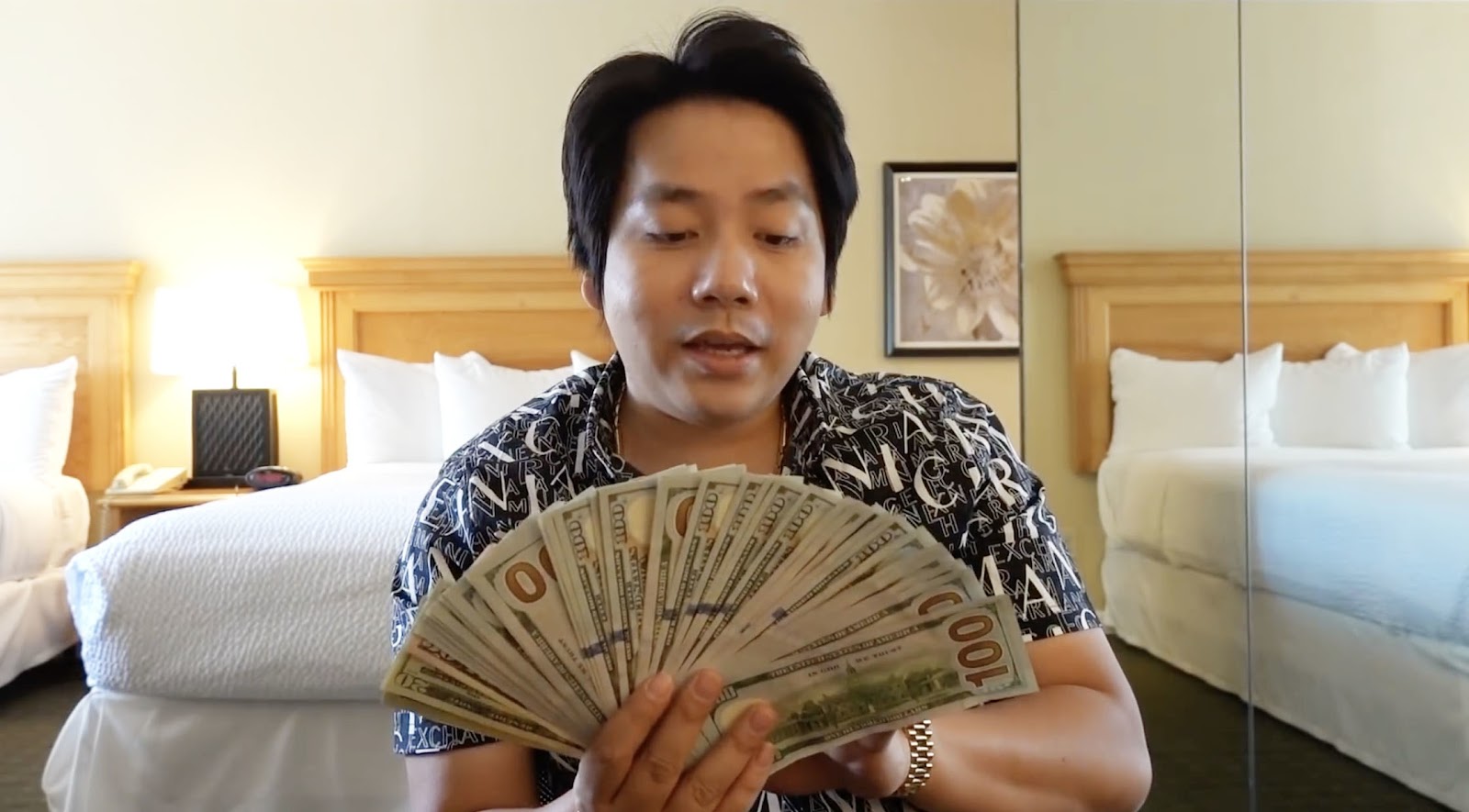 Quang Linh Vlogs vừa về Việt Nam đã được lên bàn cân với Khoa Pug: Có 1 điểm gây náo loạn dư luận - Hình 1