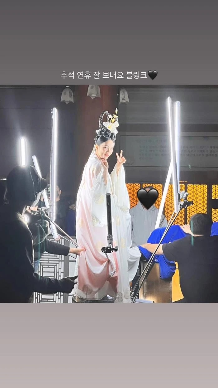 Jisoo tự hủy hình tượng idol, bạn trai Ahn Bo Hyun công khai sánh đôi với đệ nhất mỹ nhân - Hình 2