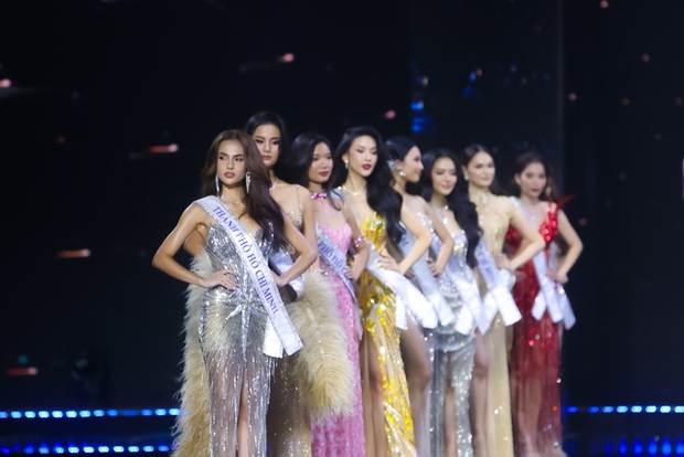 MC của Miss Universe Vietnam bị ném đá vì kém duyên, đùa quá trớn khi công bố Top - Hình 2