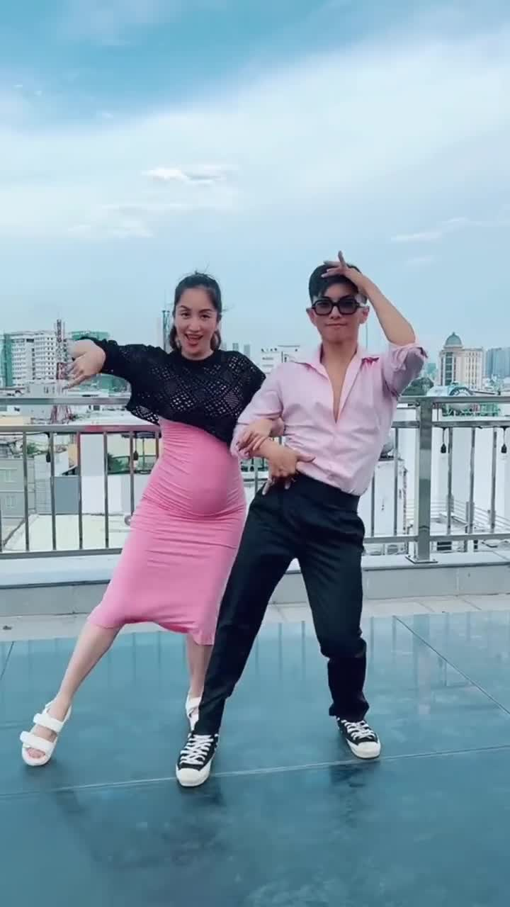 Khánh Thi ôm bụng bầu nhảy múa bất chấp cạnh chồng trẻ, CĐM nhanh chóng soi ra loạt chi tiết thú vị - Hình 2