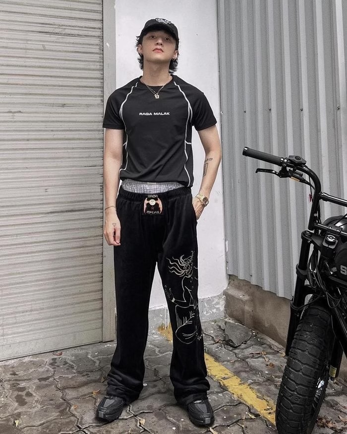 Sơn Tùng lại diện mốt quần tụt, công khai đăng ảnh hẹn hò, Hải Tú có động thái ngầm xác nhận - Hình 1