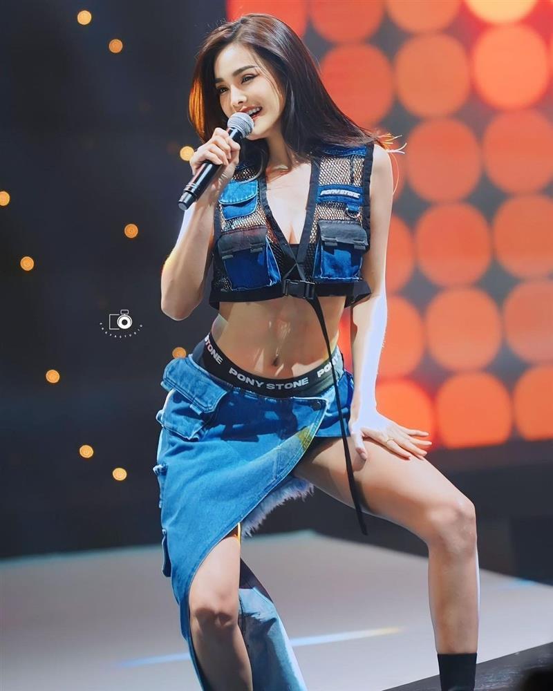 Engfa Wahara hất văng dàn ca sĩ Việt, hát ở chung kết Miss Grand International 2023 tổ chức tại VN - Hình 2