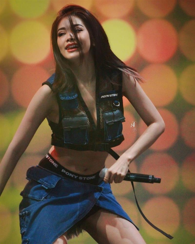 Engfa Wahara hất văng dàn ca sĩ Việt, hát ở chung kết Miss Grand International 2023 tổ chức tại VN - Hình 1