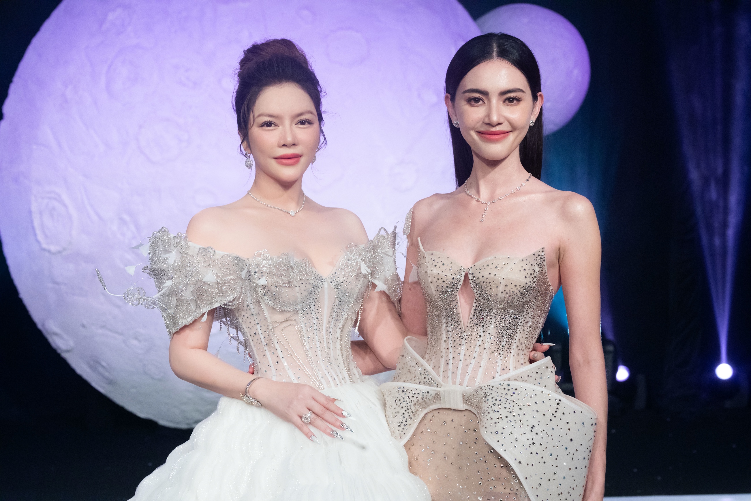 Lý Nhã Kỳ diện váy cưới cùng trang sức 1 tỷ, mong lấy chồng, Ma nữ Thái Lan Mai Davika chúc mừng? - Hình 7