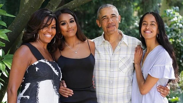 Con gái út nhà Obama diện đồ thiếu vải gây nhức mắt, bị bắt quả tang vì một hành động giữa phố - Hình 6