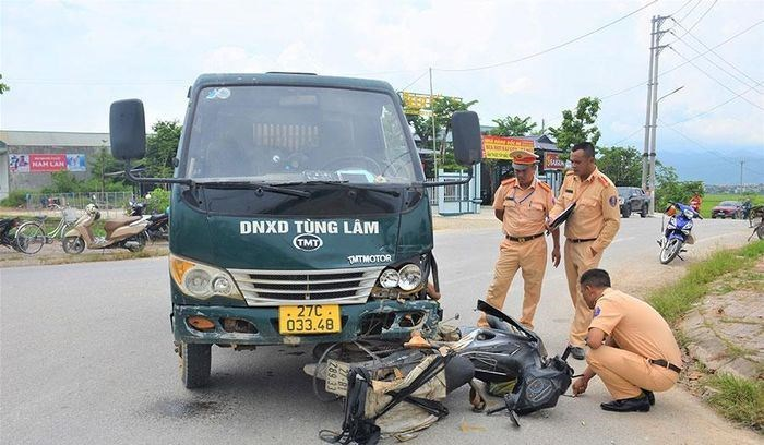 Nam thanh niên bất ngờ lái ô tô tông bạn n.hậu chấn thương sọ não, người đi đường cũng bị vạ lây - Hình 5