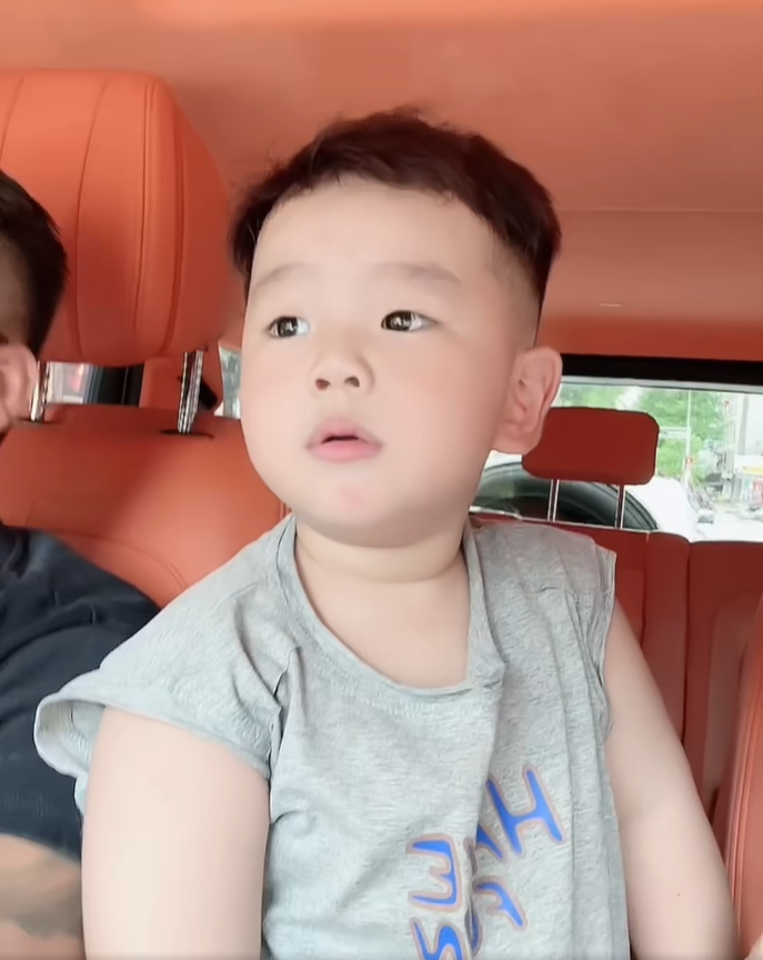 Con trai Trang Nemo ôm hôn tạm biệt mẹ trước ngày đi tù, CĐM xót xa vì 1 câu nói ngây thơ - Hình 3