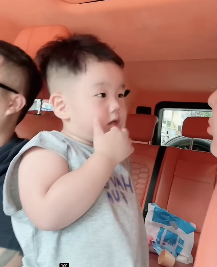 Con trai Trang Nemo ôm hôn tạm biệt mẹ trước ngày đi tù, CĐM xót xa vì 1 câu nói ngây thơ - Hình 2