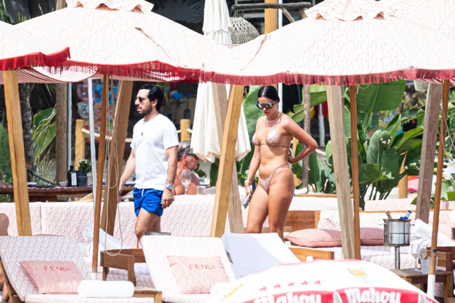 Fan nữ nóng bỏng nhất World Cup Ivana Knoll tắm nắng trong bộ bikini có cũng như không - Hình 4