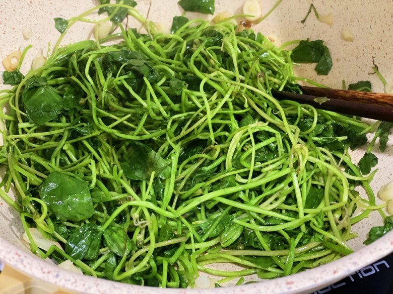 Lá này giá 40.000 đồng/kg, mọc đầy vườn vừa để ăn vừa làm thuốc, rất bổ dưỡng không phải ai cũng biết - Hình 5