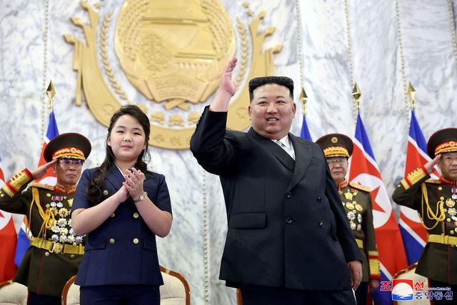Ông Kim Jong-un cùng con gái dự lễ duyệt binh kỷ niệm Quốc khánh - Hình 1