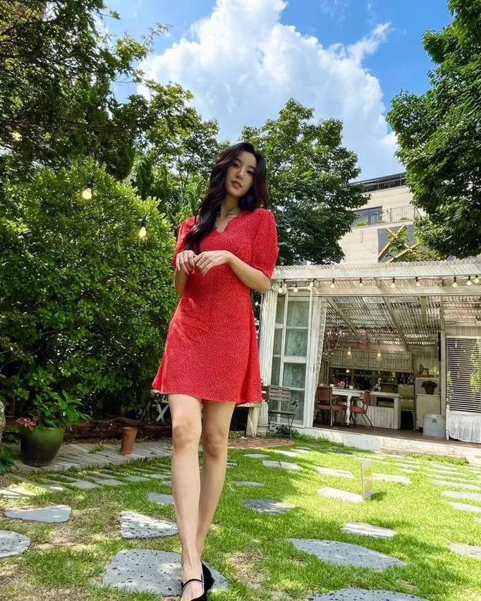 Soi style nữ thần mùa hè Kwon Eun Bi: Trên sân khấu sexy hở bạo, ngoài đời lại kín đáo dịu dàng như nàng thơ - Hình 3