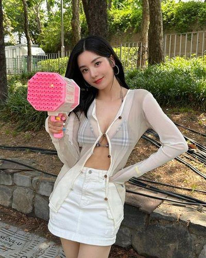 Soi style nữ thần mùa hè Kwon Eun Bi: Trên sân khấu sexy hở bạo, ngoài đời lại kín đáo dịu dàng như nàng thơ - Hình 1