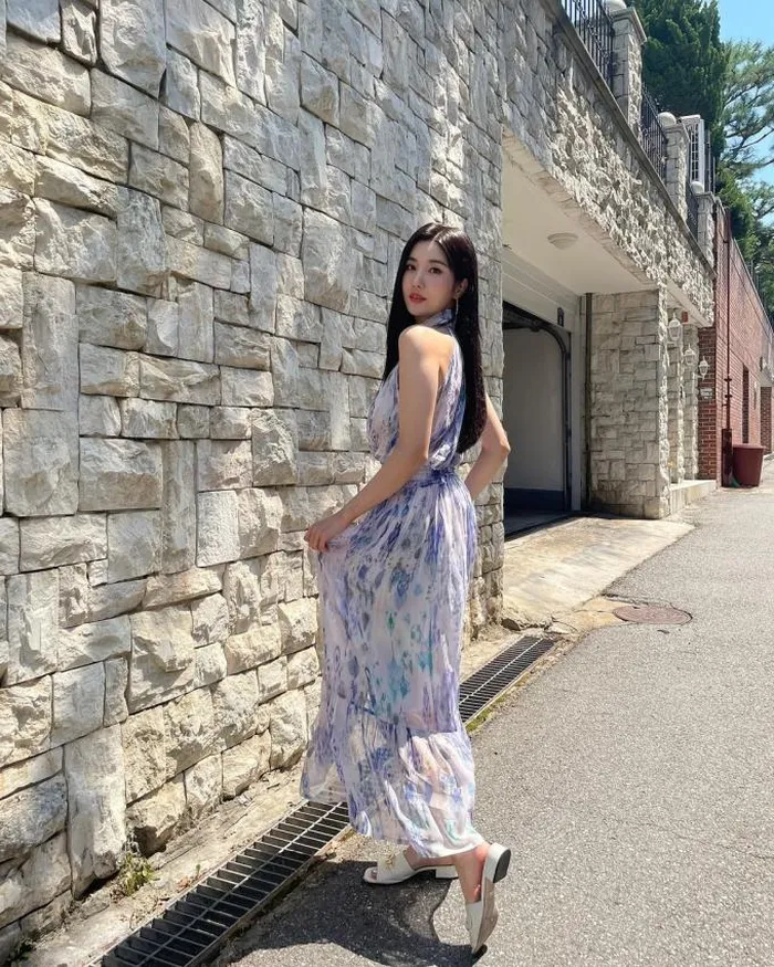 Soi style nữ thần mùa hè Kwon Eun Bi: Trên sân khấu sexy hở bạo, ngoài đời lại kín đáo dịu dàng như nàng thơ - Hình 4