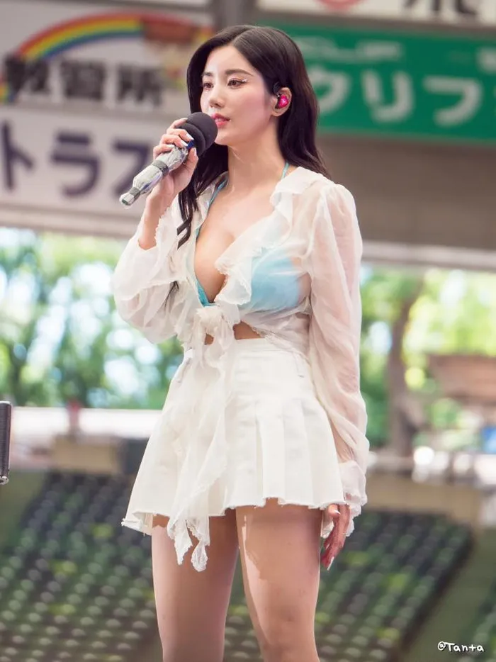 Soi style nữ thần mùa hè Kwon Eun Bi: Trên sân khấu sexy hở bạo, ngoài đời lại kín đáo dịu dàng như nàng thơ - Hình 2