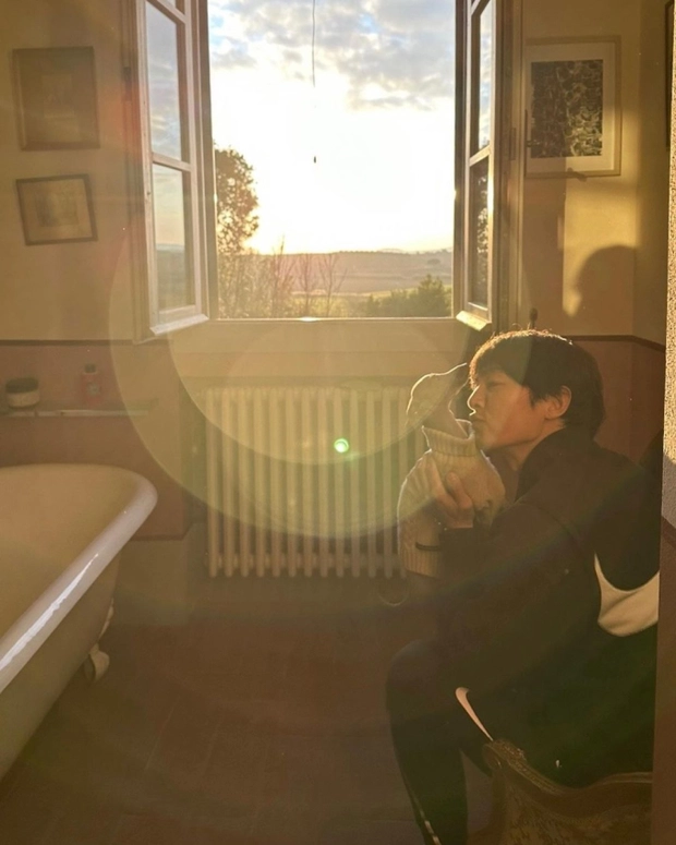 Song Joong Ki cưng chiều bà xã sau khi có con trai, netizen ngầm hiểu vì sao Song Hye Kyo thất thế - Hình 5