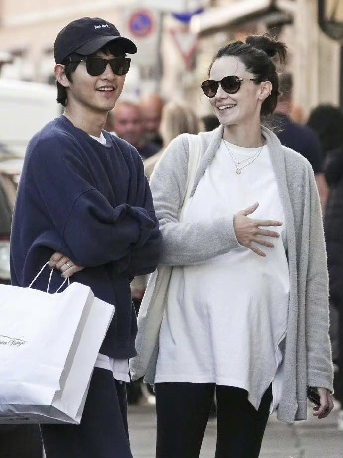 Song Joong Ki cưng chiều bà xã sau khi có con trai, netizen ngầm hiểu vì sao Song Hye Kyo thất thế - Hình 2