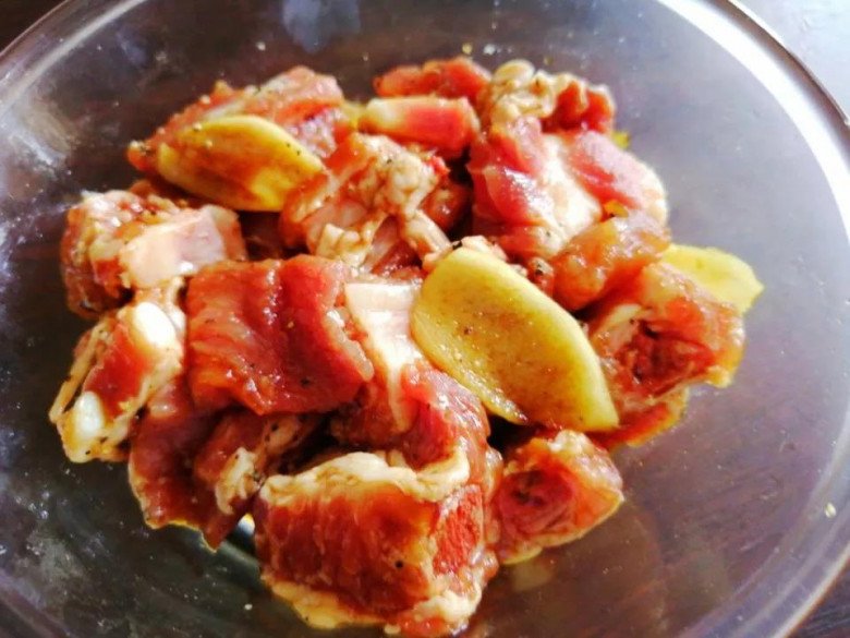 Sườn không xào chua ngọt nữa, đem hấp với thứ này được món 2 trong 1 ăn vừa ngon lại no căng không cần cơm - Hình 3