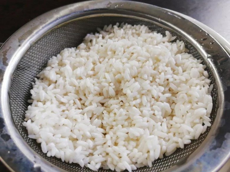 Sườn không xào chua ngọt nữa, đem hấp với thứ này được món 2 trong 1 ăn vừa ngon lại no căng không cần cơm - Hình 2