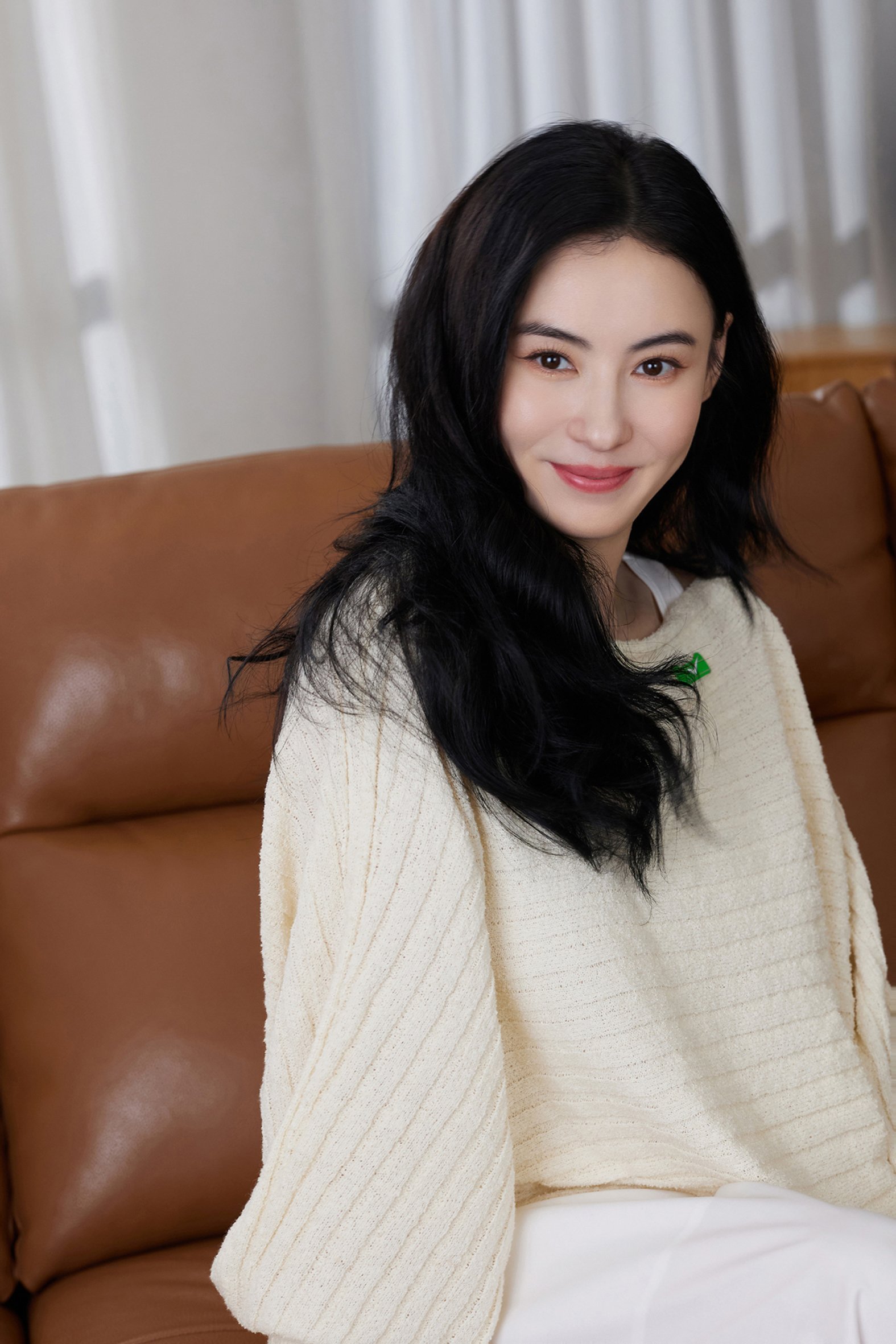 Trương Bá Chi bị ba ruột con trai út tác động vật lý, gương mặt thương tích chằn chịt? - Hình 1