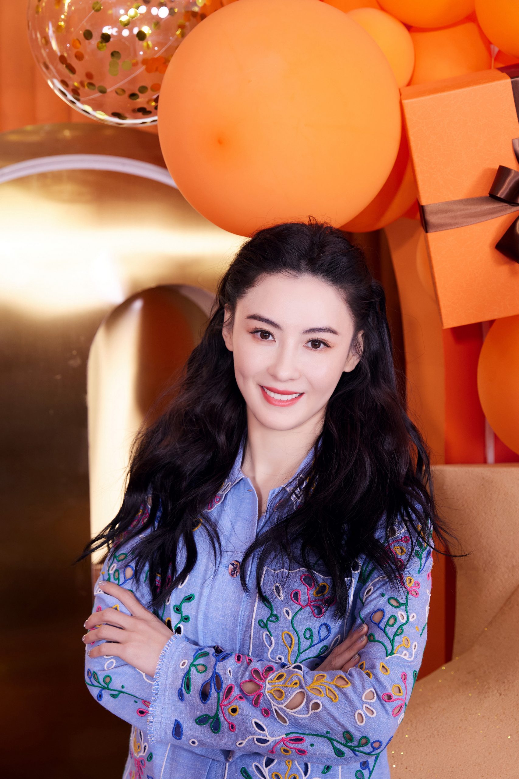 Trương Bá Chi bị ba ruột con trai út tác động vật lý, gương mặt thương tích chằn chịt? - Hình 2
