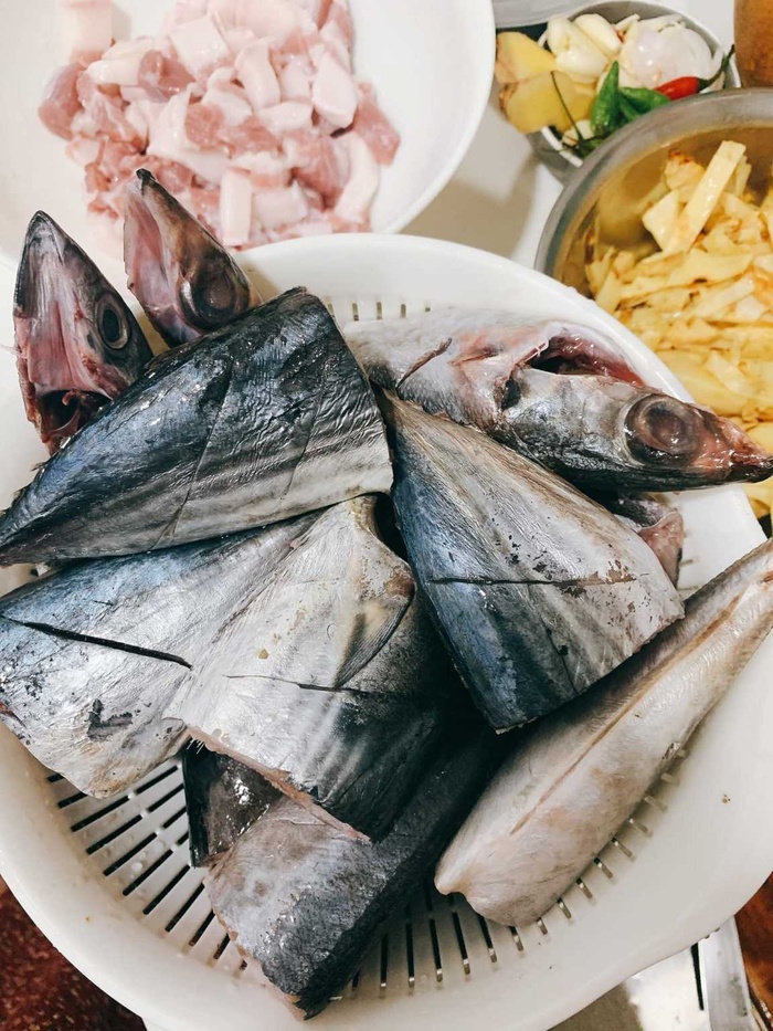 Cá kho không cần cho nước hàng, thêm thứ nguyên liệu này cá lên màu đẹp, thơm ngon ăn hoài không chán - Hình 2
