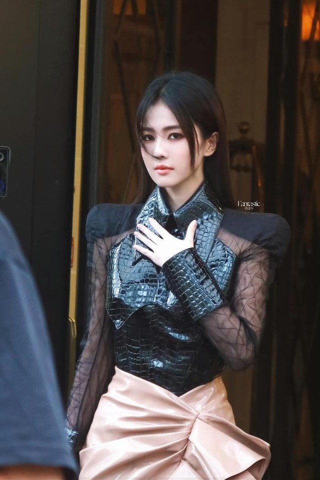 Điểm mặt mỹ nhân Hoa ngữ gây thất vọng khi khoe sắc tại sự kiện quốc tế 2023: Ngu Thư Hân, Bạch Lộc kém sang - Hình 8