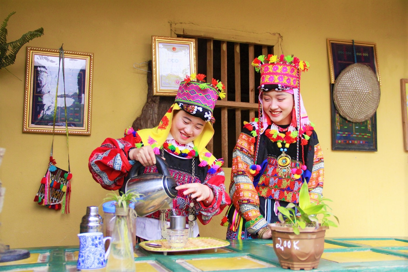 Khám phá ngôi làng cổ tích dưới chân núi rồng - Hình 6