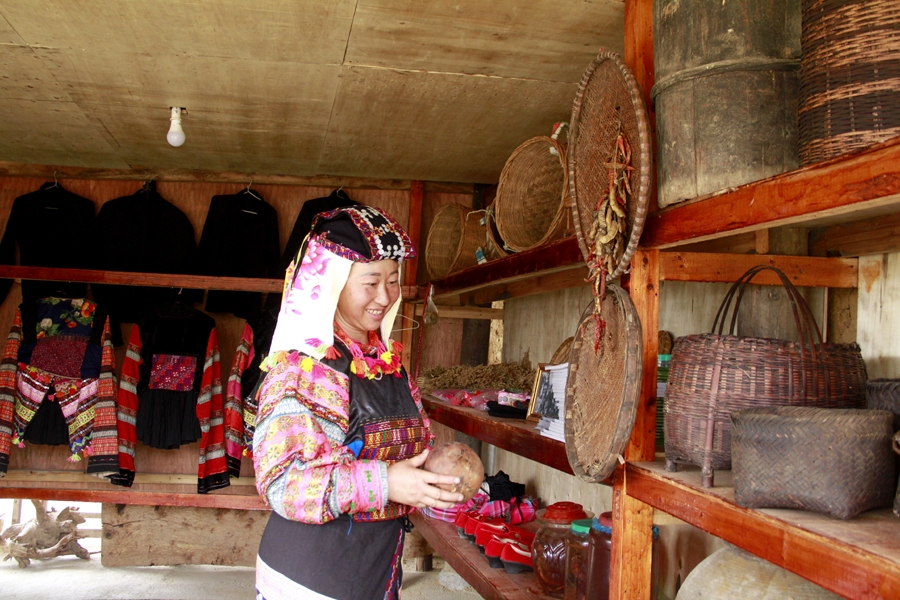 Khám phá ngôi làng cổ tích dưới chân núi rồng - Hình 8