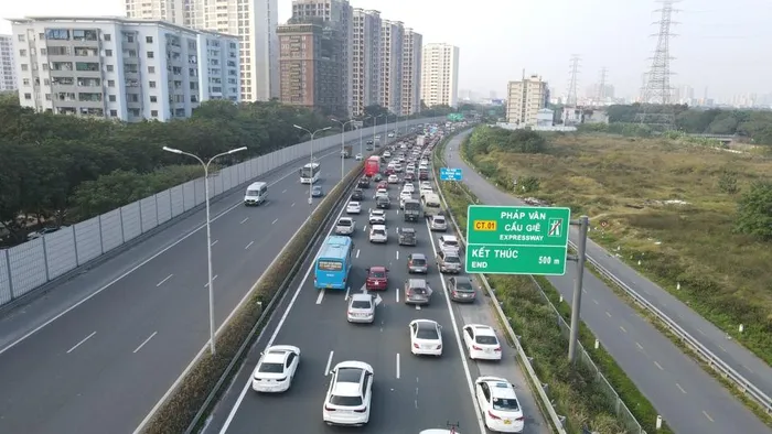 Người dân ùn ùn trở lại Thủ đô sau kỳ nghỉ Tết Dương lịch - Hình 9
