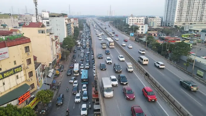 Người dân ùn ùn trở lại Thủ đô sau kỳ nghỉ Tết Dương lịch - Hình 6