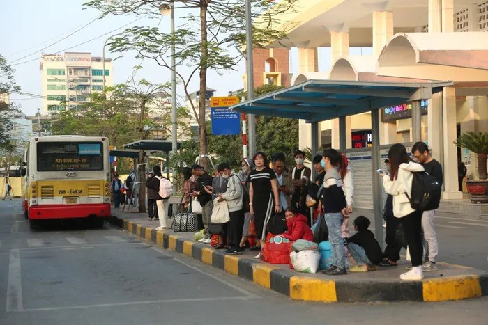 Người dân ùn ùn trở lại Thủ đô sau kỳ nghỉ Tết Dương lịch - Hình 3