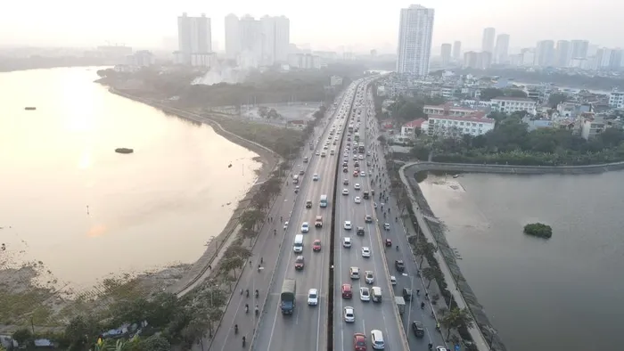 Người dân ùn ùn trở lại Thủ đô sau kỳ nghỉ Tết Dương lịch - Hình 7