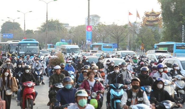 Người dân ùn ùn trở lại Thủ đô sau kỳ nghỉ Tết Dương lịch - Hình 1