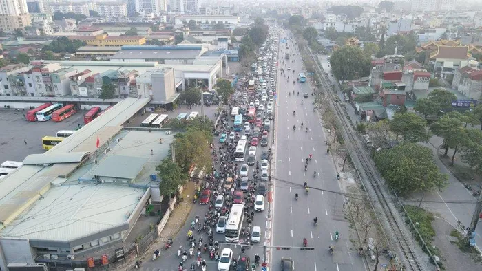 Người dân ùn ùn trở lại Thủ đô sau kỳ nghỉ Tết Dương lịch - Hình 16