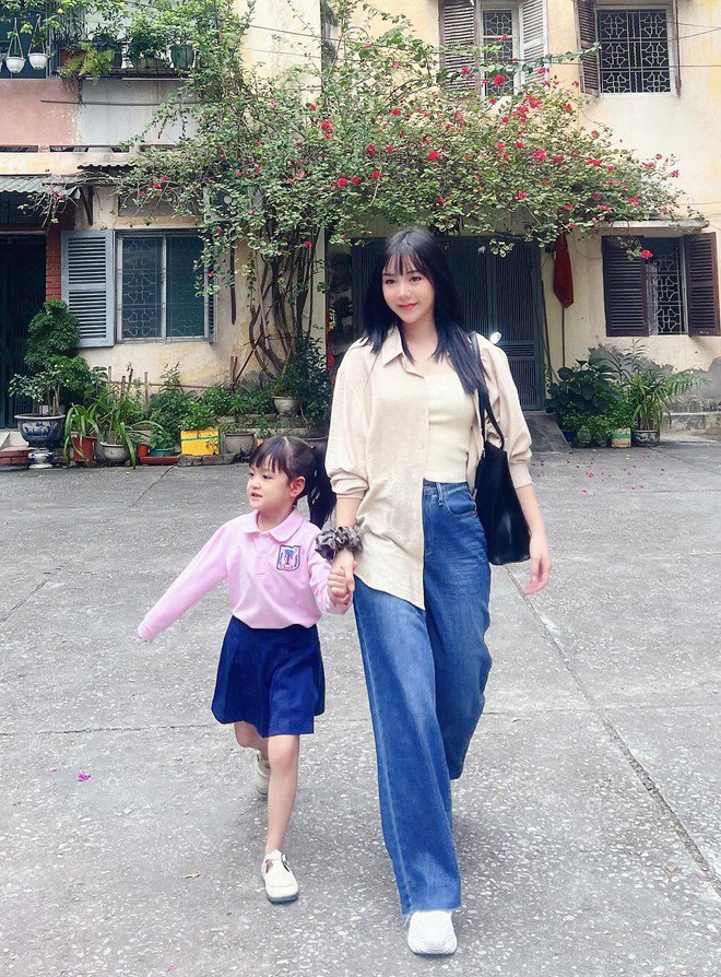 Quỳnh Kool và con gái lên đời phong cách, xưa mặc bình dân, giờ giàu có lên đồ lộng lẫy - Hình 2