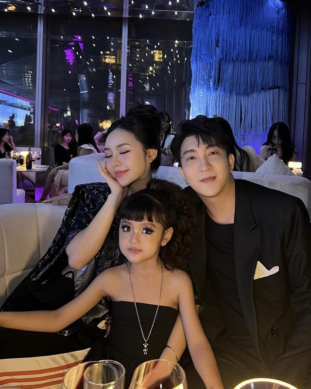 Quỳnh Kool và con gái lên đời phong cách, xưa mặc bình dân, giờ giàu có lên đồ lộng lẫy - Hình 10